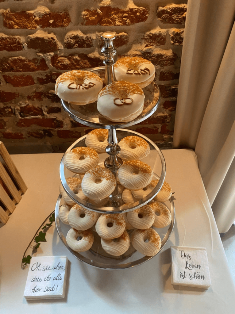 Hochzeit Donuts auf Etagere