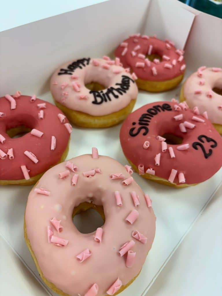 Happy Birthday Donutbox - rosa-rote Glasur mit Erdbeer Schokoflocken