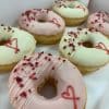 Valentinstag Donuts Himbeerstreusel