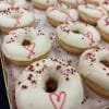 Hochzeit Donuts mit Himbeer Streusel